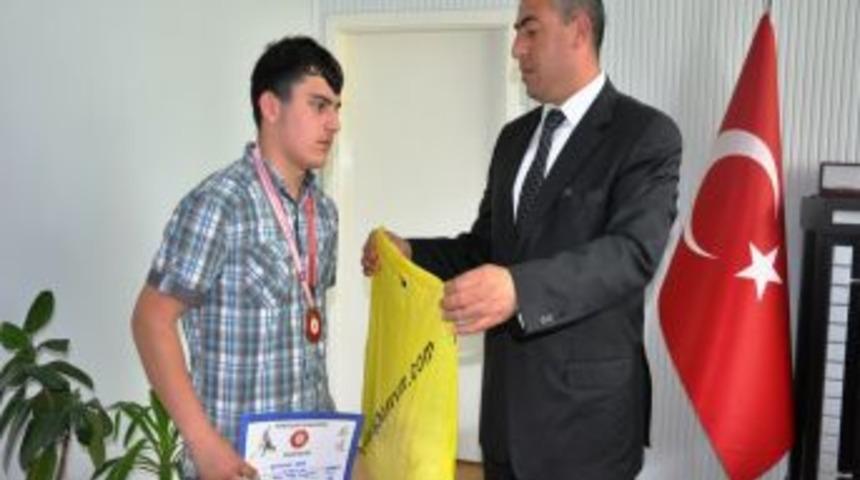 D&uuml;zce&rsquo;nin g&ouml;ğs&uuml;n&uuml; &Ouml;zel Yunus G&uuml;ner İlk&ouml;ğretim Okulu &ouml;ğrencisi kabarttı