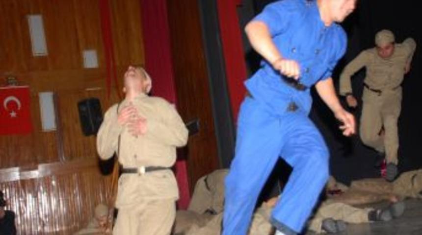 Yurt &ccedil;ocuklarının tiyatrosu izleyicileri ağlattı