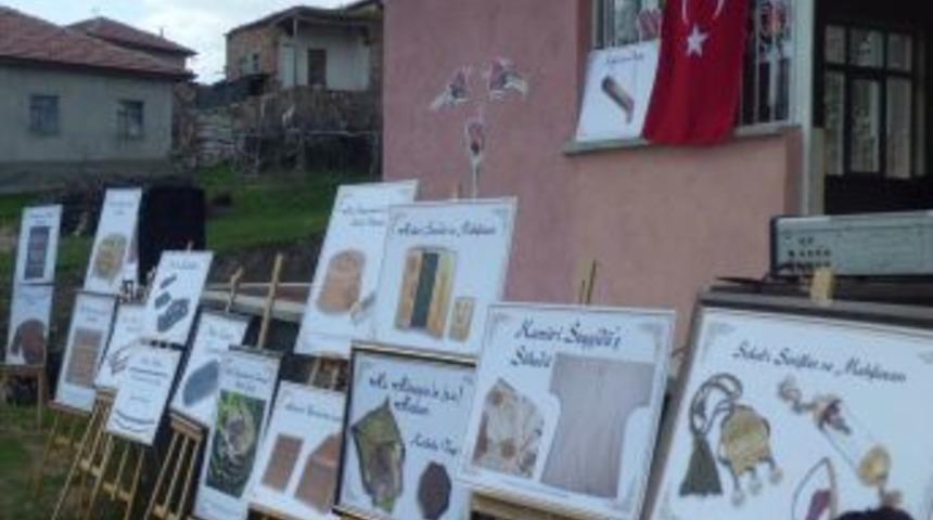 K&ouml;y meydanında kutsal emanetler sergisi a&ccedil;ıldı