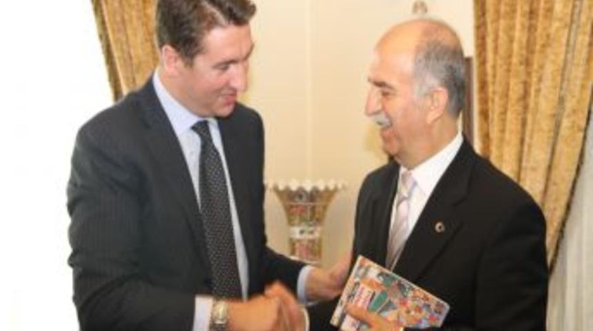 Sırp B&uuml;y&uuml;kel&ccedil;i'den Vali Harput&rsquo;a, Sokullu Mehmet Paşa&rsquo;nın kitabı ile s&uuml;rpriz