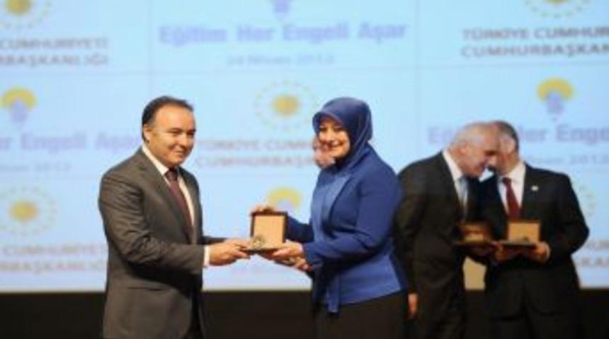 Hayrunnisa G&uuml;l, Antalya Valisi'ne plaket verdi