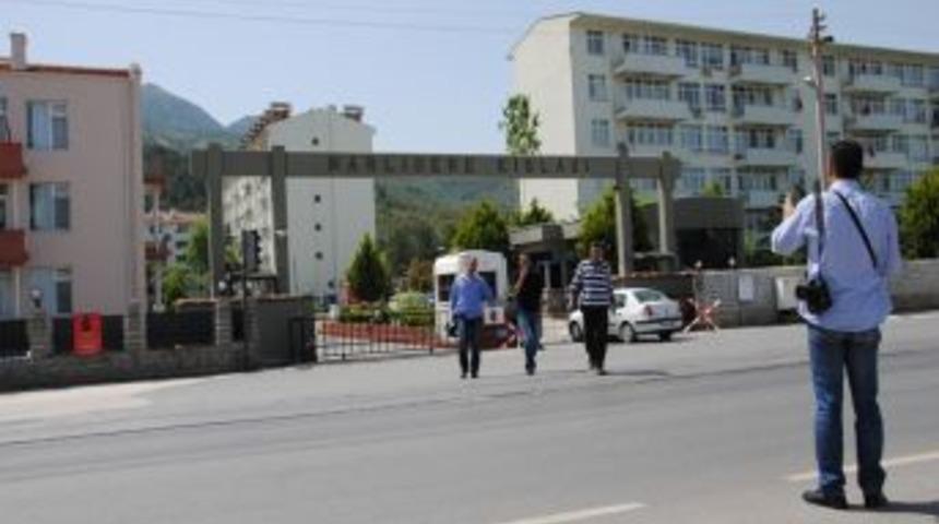 &Uuml;&ccedil; albayın evinde bulunan evraklar emniyete g&ouml;t&uuml;r&uuml;ld&uuml;