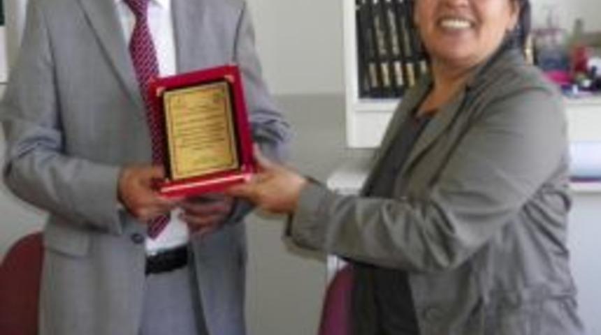 Fılyos'ta Uzun Yıllar Eğitim Veren &Ouml;ğretmenlere Plaket Verildi