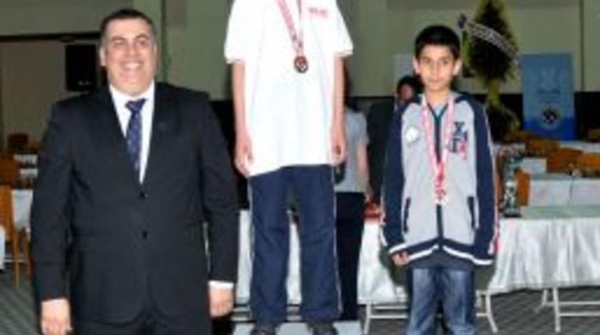 Şampiyon satranççılar ödüllendirildi