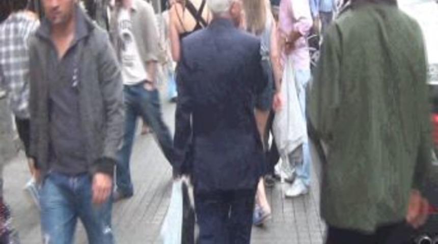 Yaşlı adam, etek altı g&ouml;r&uuml;nt&uuml; &ccedil;ekerken su&ccedil;&uuml;st&uuml; yakalandı