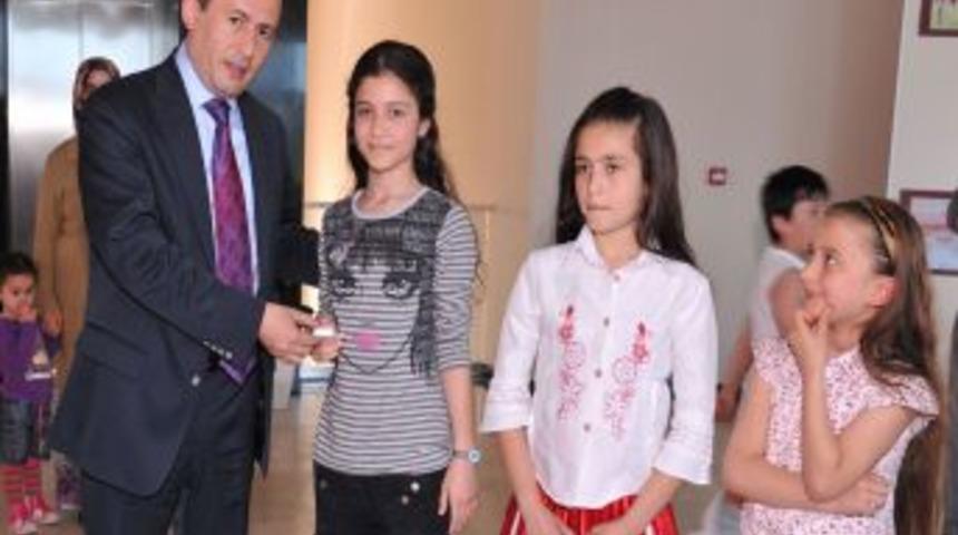 Tuzla Belediye Başkanı Yazıcı'dan &ccedil;ocuklara &ouml;d&uuml;l