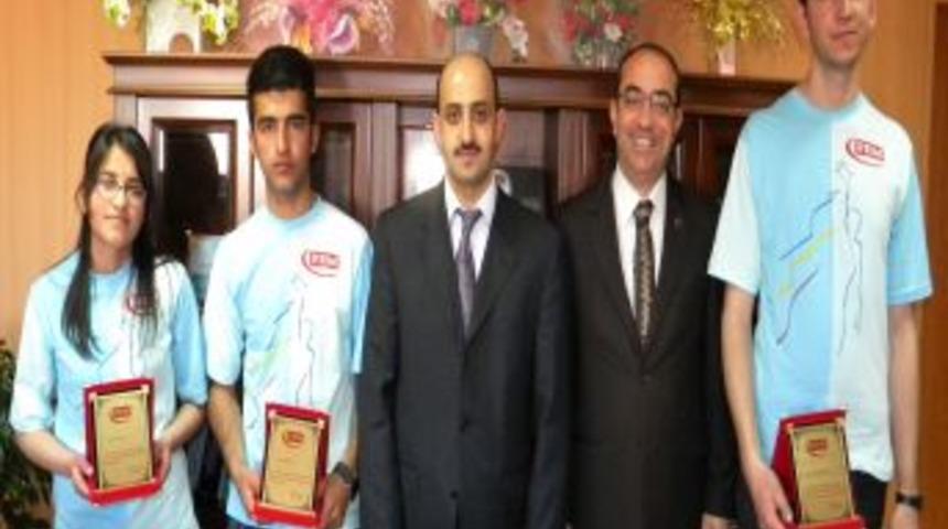 Milli Eğitim M&uuml;d&uuml;r&uuml; Eteker, FEM'in şampiyonlarını kabul etti