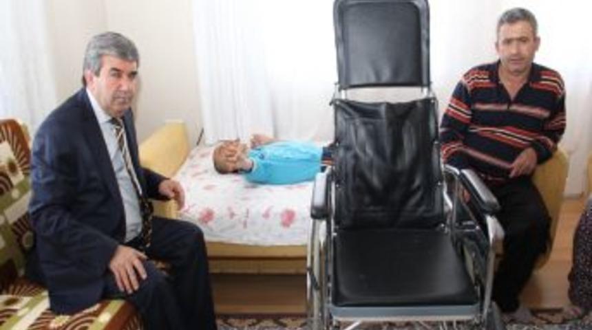 D&ouml;şemealtı Belediye Başkanı, yatalak hastaya tekerlekli sandalye hediye etti