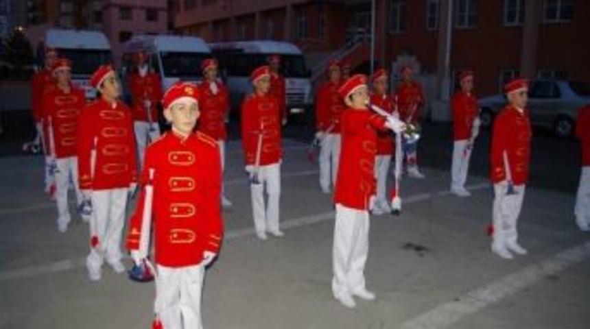 Odt&uuml; Koleji 23 Nisan'ı Fener Alayı İle Kutladı