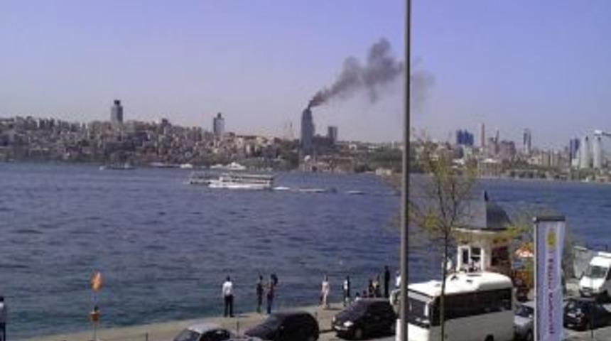 S&uuml;zer Plaza'da yangın korkuttu