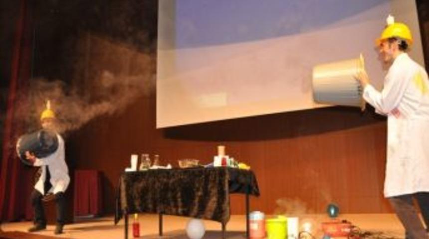 D&uuml;zce &Uuml;niversitesinde Bilim Şenliği Renkli G&ouml;r&uuml;nt&uuml;le Sahne Oluyor