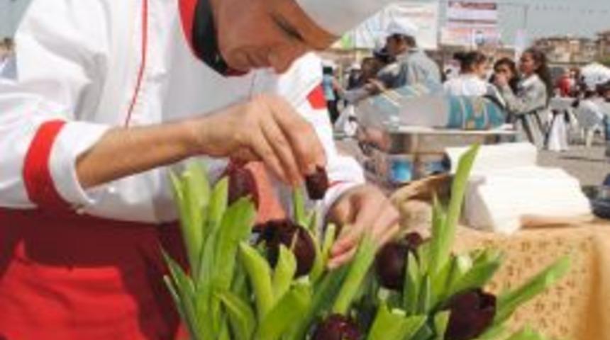 H&uuml;nerli aş&ccedil;ıların elinde sebzeler laleye d&ouml;n&uuml;ş&uuml;yor