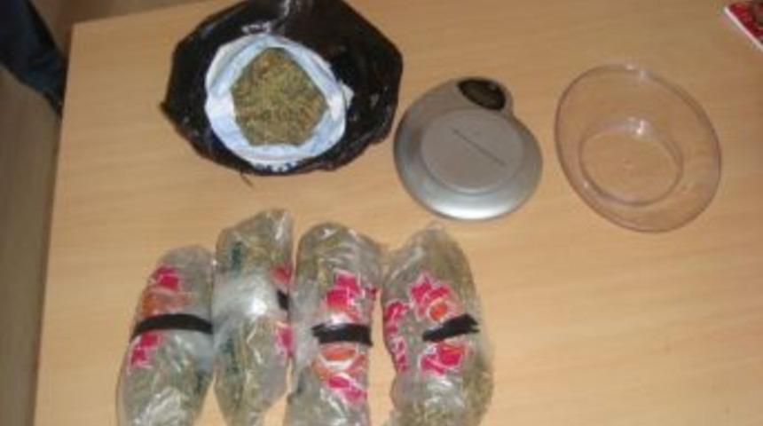 Mahalle aralarında gen&ccedil;lere uyuşturucu satan şahıslar yakalandı