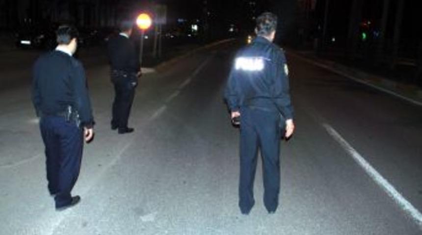 Polis Ekiplerinden Ş&uuml;pheli Şahıs Ve Ara&ccedil; Kontrol&uuml;