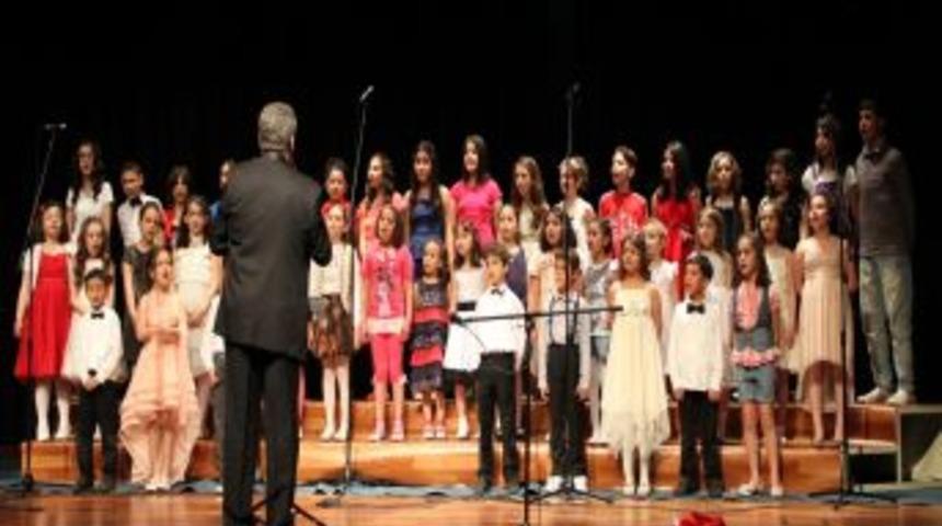 Pa&uuml; &Ccedil;ocuk Korosu Konser Verdi