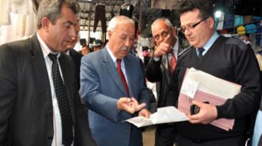 Başkan Akdemir, Giysi Pazarında İncelemelerde Bulundu