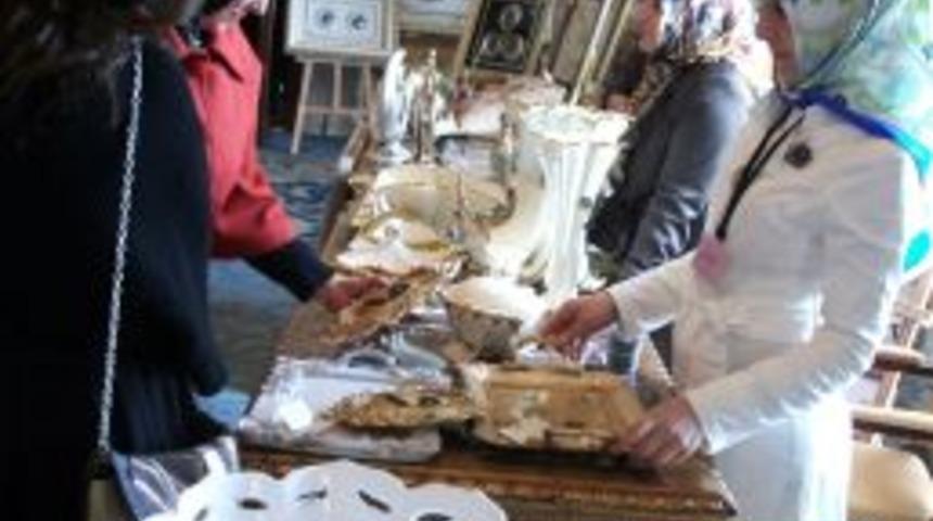 Yardımsever kadınlar, el emeği &uuml;r&uuml;nlerini &ouml;ğrenciler i&ccedil;in sergiledi