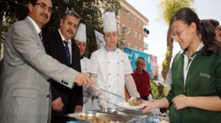 &Ouml;ğrencilere Kutlu Doğum pilavı dağıtıldı