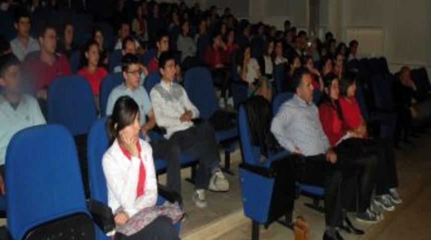 Karanfil Kokusu Sahnelendi