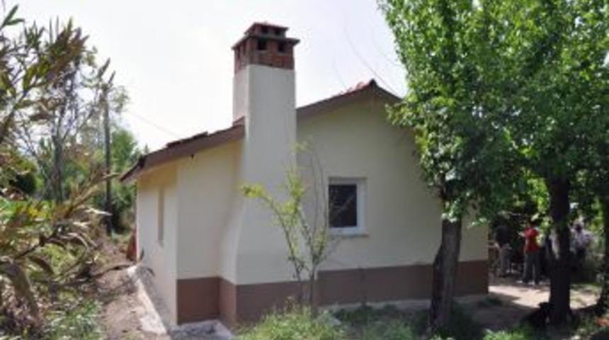 Evi yanan k&ouml;yl&uuml;ye Fethiyeli kadınlar sahip &ccedil;ıktı