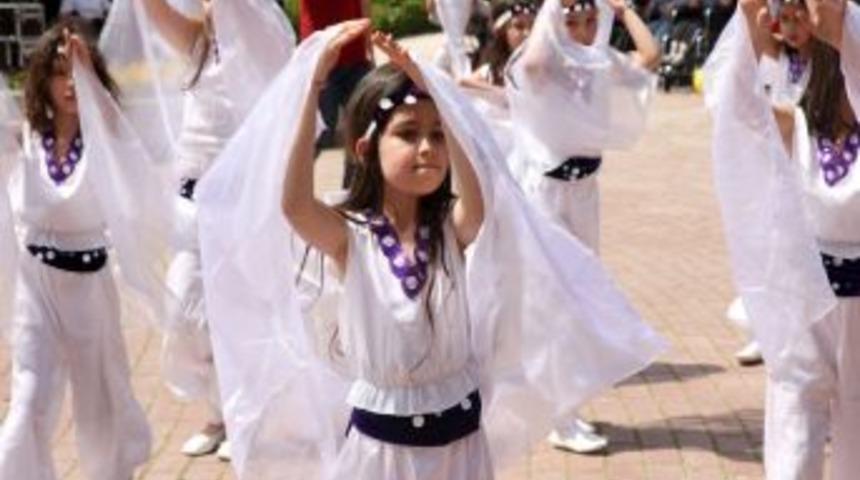 Hayvanat bah&ccedil;esinde &ccedil;ocuk şenliği