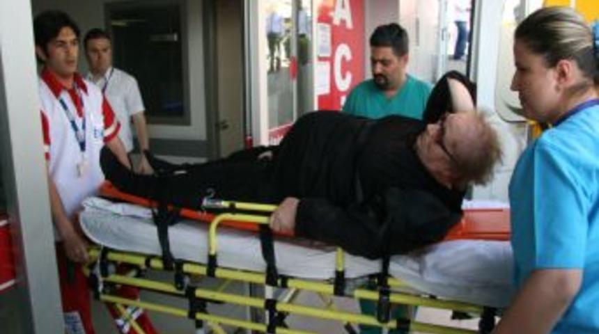 Otomobilin &ccedil;arptığı yaşlı kadın yaralandı