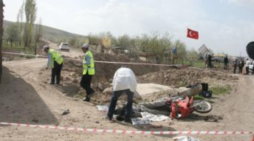 Kamyon ile motosiklet &ccedil;arpıştı: 1 &ouml;l&uuml;, 2 yaralı