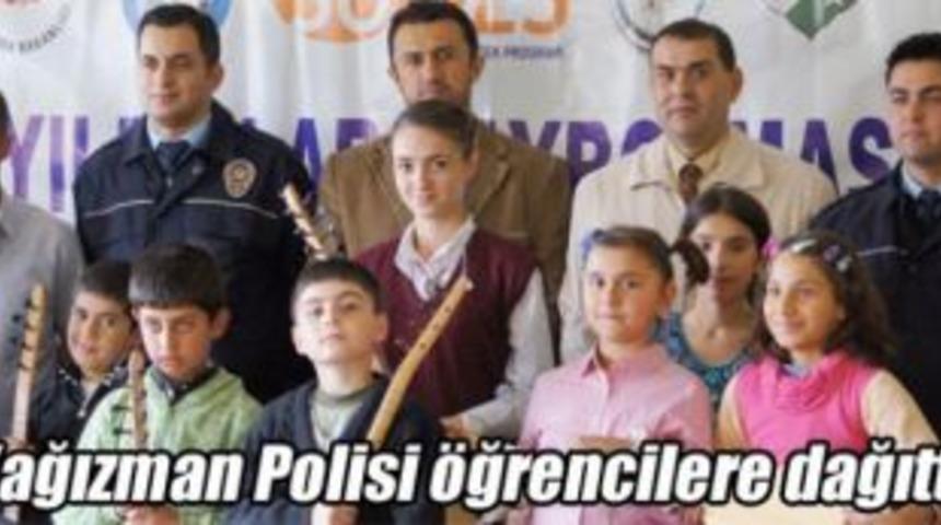 Kağızman Polisi &ouml;ğrencilere dağıttı
