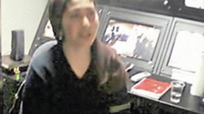 Kadın hasta, doktorun başına silah dayadı