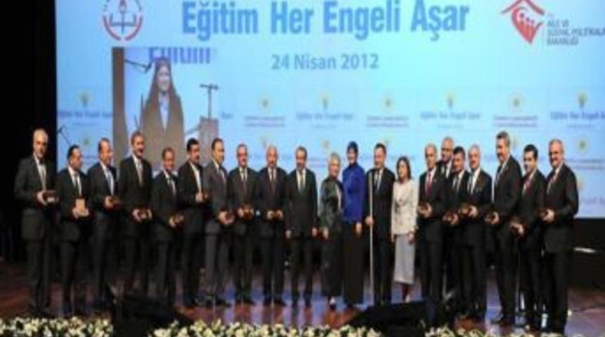 Balıkesir Valisi Arslan'a, Hayr&uuml;nnisa G&uuml;l'den plaket