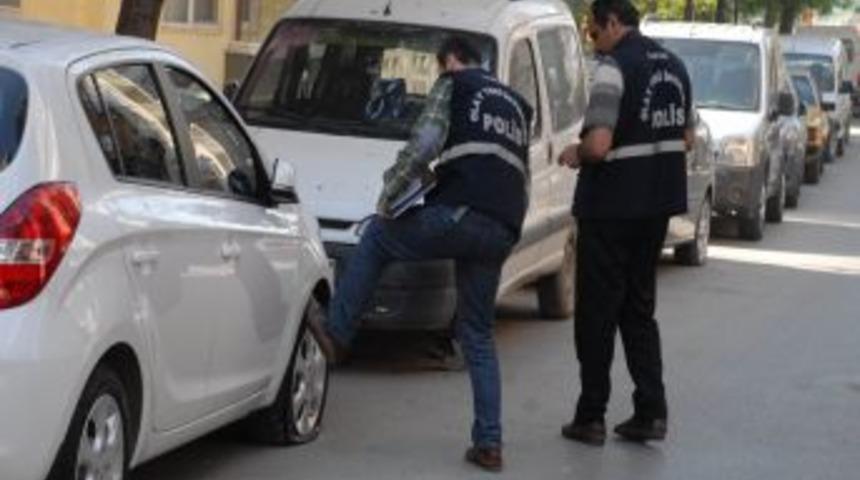 Park Halindeki Ara&ccedil;ların Lastikleri Kesildi