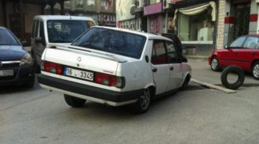 Yol Ortasındaki Kanala D&uuml;şt&uuml;