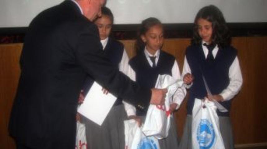 Dyned İngilizce Dil Eğitim Sistemi&rsquo;nde başarılı olan &ouml;ğrenciler &ouml;d&uuml;llendirildi