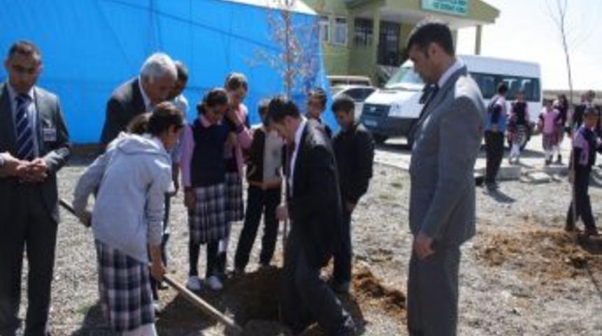 Ağrı'da 350 Fidan Toprakla Buluştu