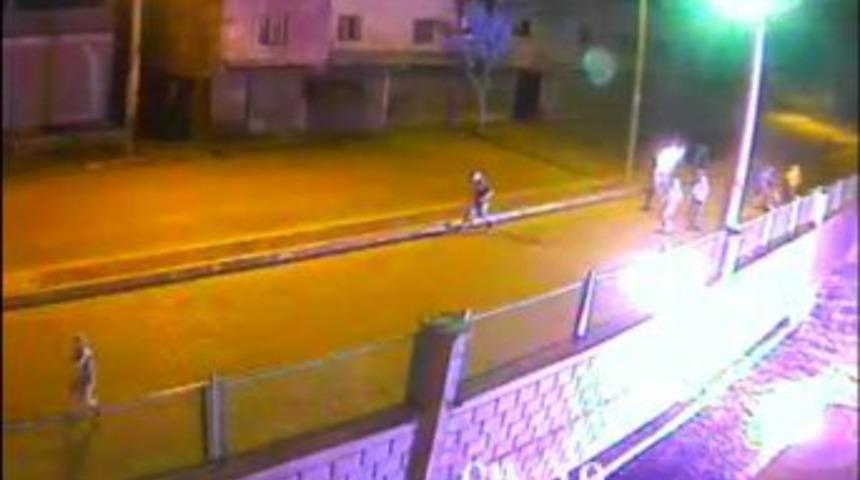 PKK yandaşları depremzedeleri yakmaya &ccedil;alıştı