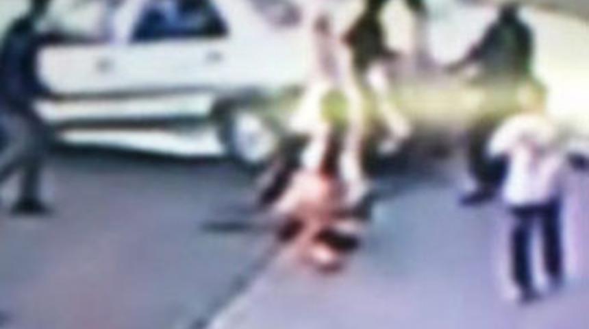 Gen&ccedil; kız arabanın altında b&ouml;yle kaldı