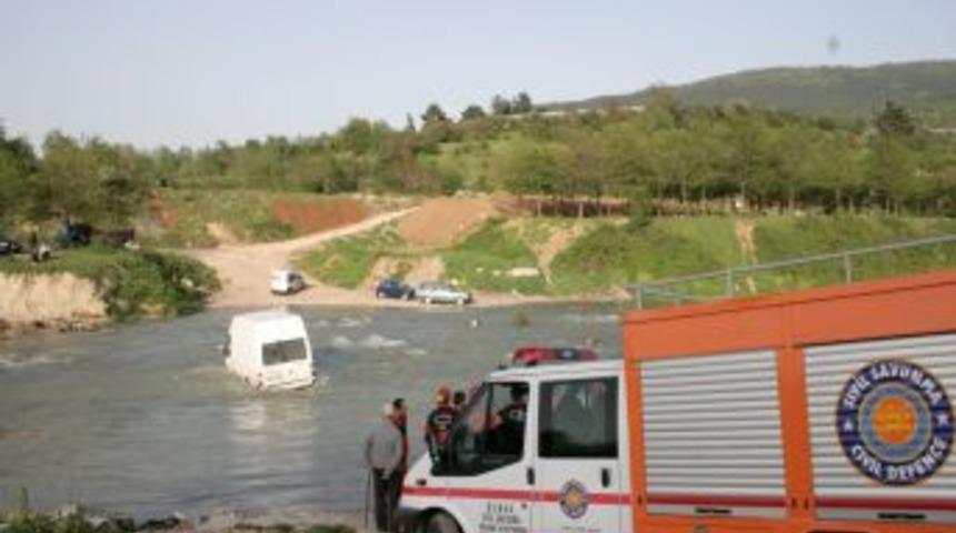 Kılavuzu sarhoş olanın arabası derede kalır