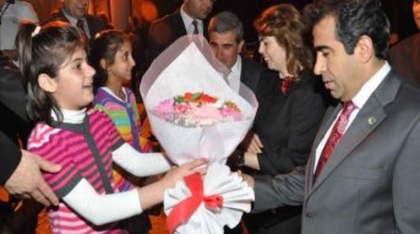 Kimsesiz &ccedil;ocuklar Vali G&uuml;zeloğlu&rsquo;nu duygulandırdı