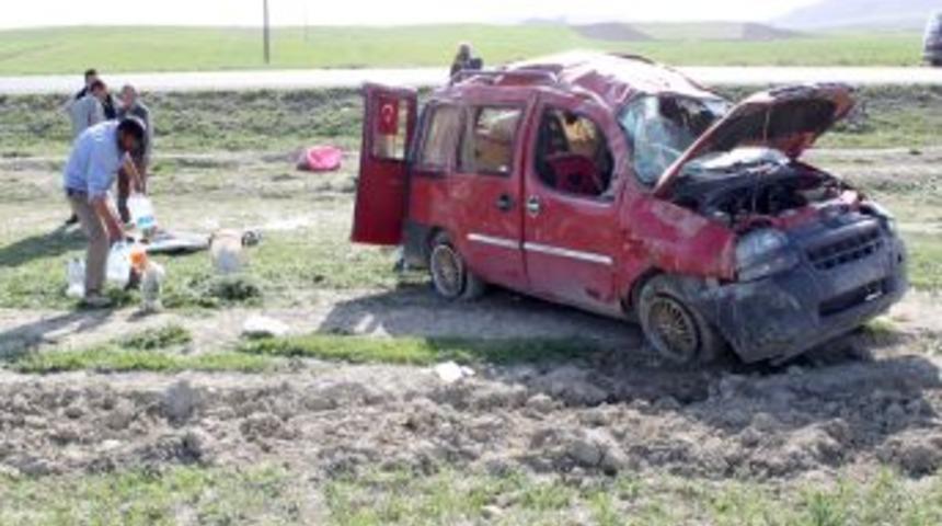 Lastiği patlayan araba takla attı: 2 &ouml;l&uuml;, 1 yaralı