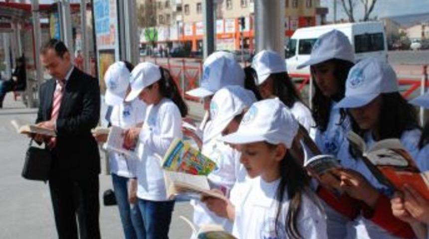 G&uuml;len Y&uuml;zl&uuml; Kitaplar Halkın Arasında Karıştı