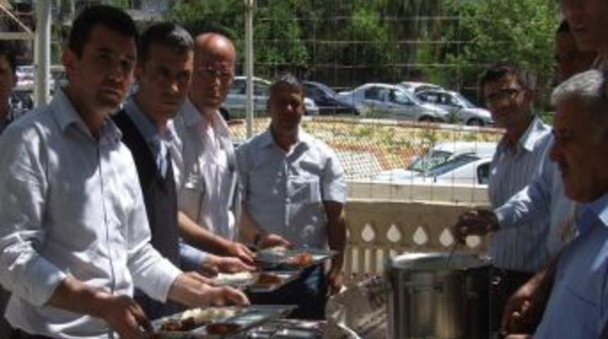 Emniyete Atanan Belediye Personelinden Yemek