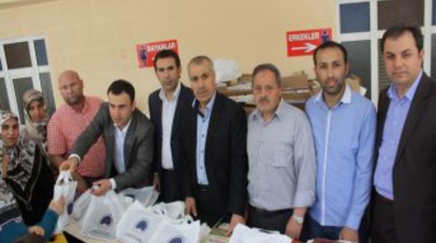 Kutlu Doğum'da kadınlara Kur'an-ı Kerim dağıttılar