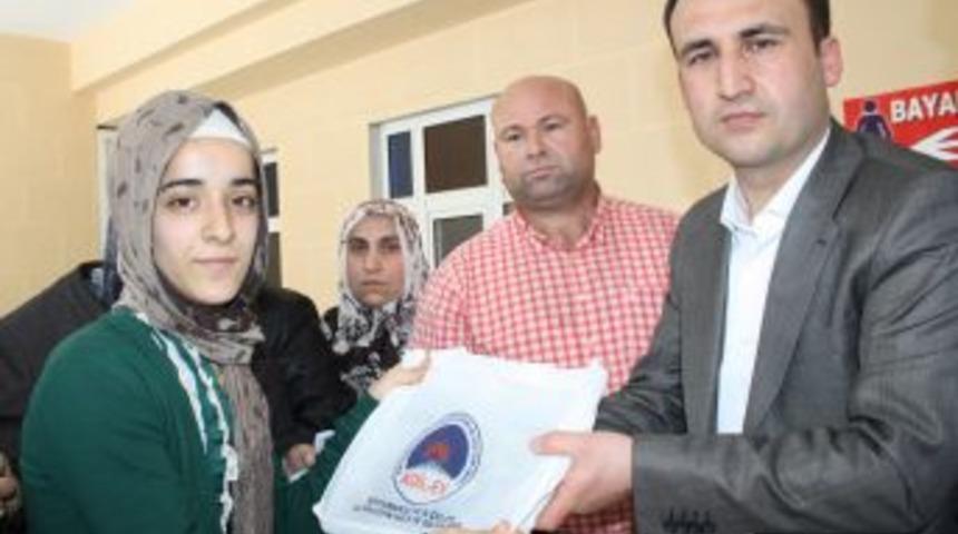 Adil-Ev Vakfı'ndan Kuran-I Kerim Dağıtımı