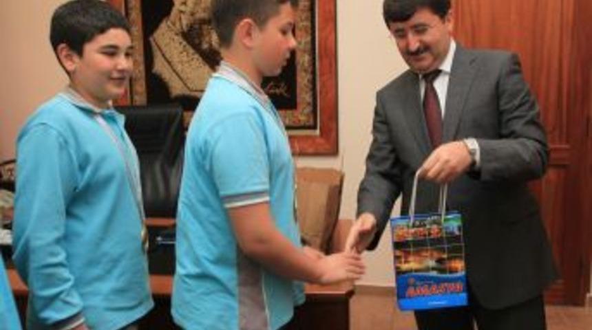 Merzifon Ahi Koleji öğrencileri Vali Öz’ü ziyaret etti