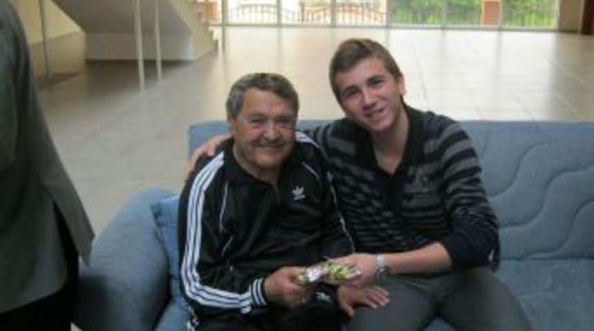 20 Duyarlı &Ouml;ğrenci Huzurevi'ni Ziyaret Etti