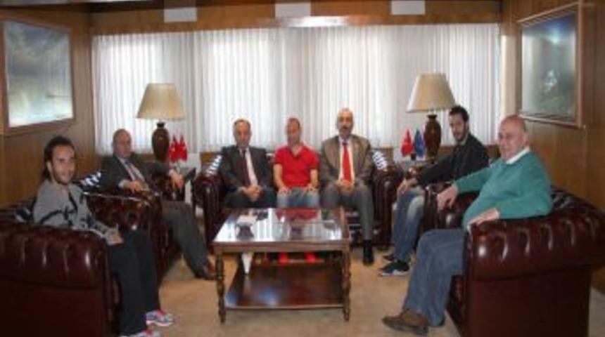 Trabzonsporlu futbolcular, Vali Kızılcık'ı ziyaret etti