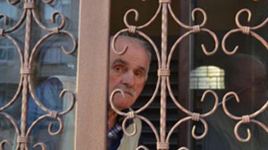 Camide kilitli kaldı