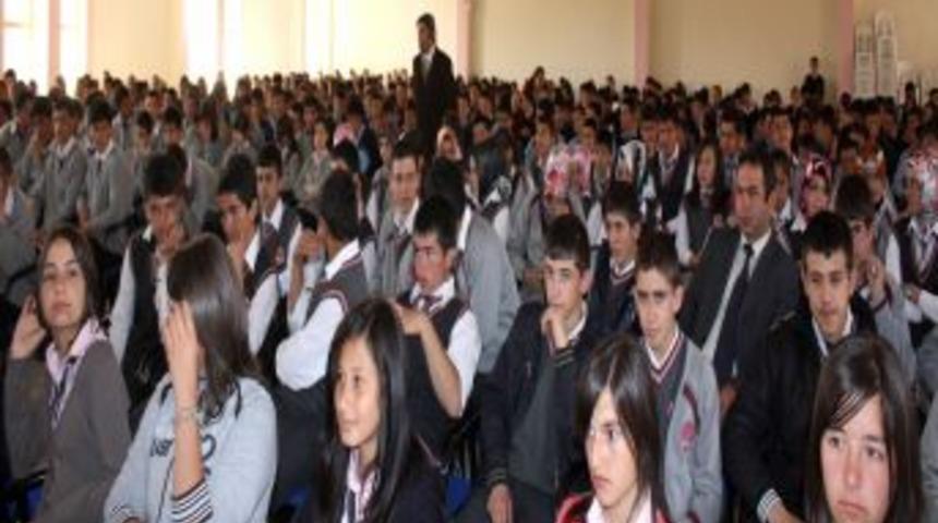 Polis, gen&ccedil;leri su&ccedil; ve ter&ouml;rle ilgili bilgilendirdi