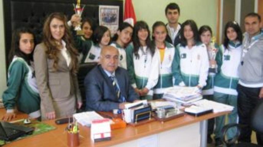 K&uuml;&ccedil;&uuml;k Kızlar Batman Basketbol Takımı B&ouml;lgeyi Temsil Edecek