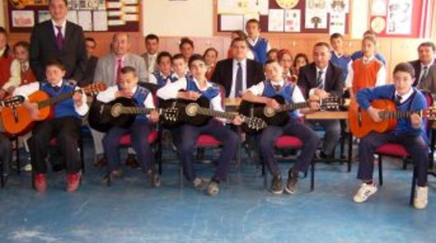 K&ouml;y okulunun &ouml;ğretmeni 15 &ouml;ğrencisine gitar &ccedil;almayı &ouml;ğretti